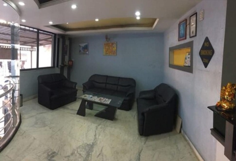 בית מלון כפרי Rajdhani Plaza