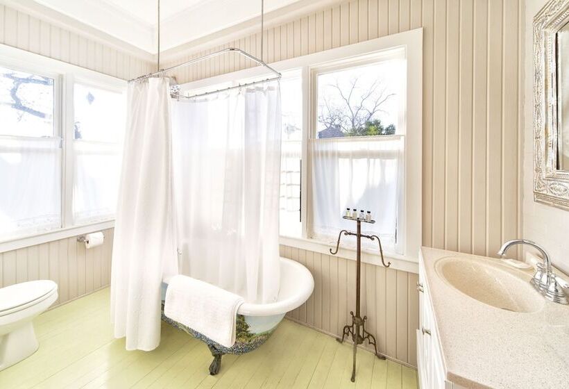 Katy House Bed And Breakfast