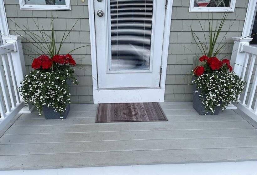 Moontide Motel Cabins & Apartments