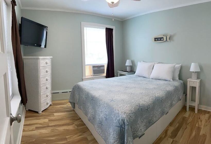 Moontide Motel Cabins & Apartments