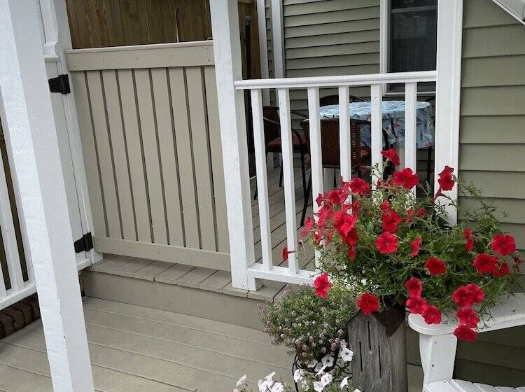 Moontide Motel Cabins & Apartments