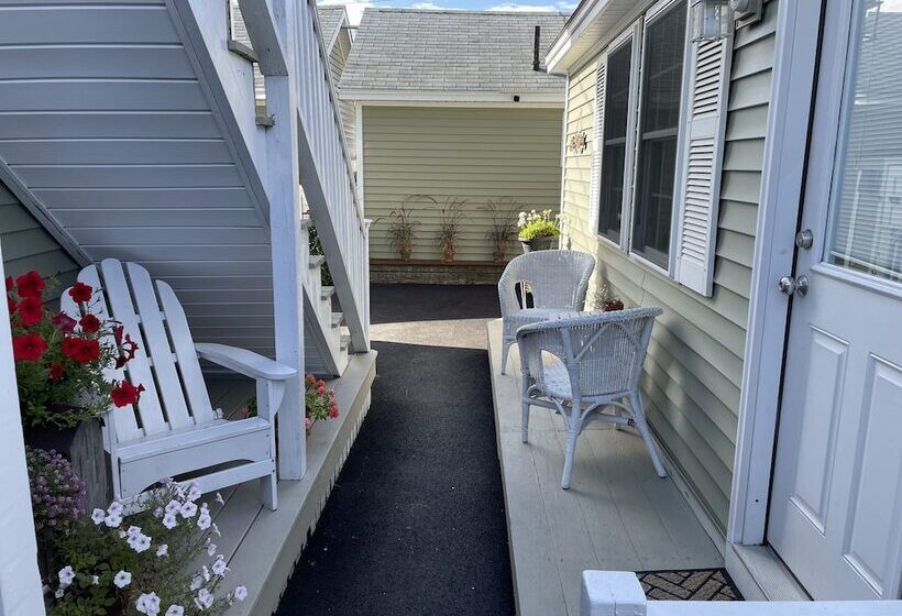 Moontide Motel Cabins & Apartments