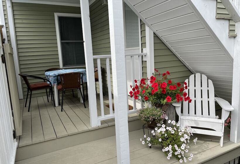 Moontide Motel Cabins & Apartments