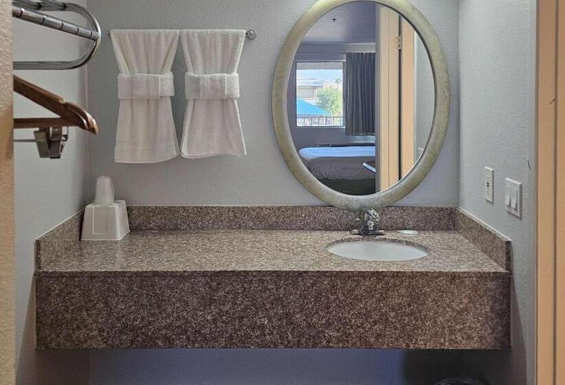 Отель Rodeway Inn & Suites Thousand Palms Rancho Mirage