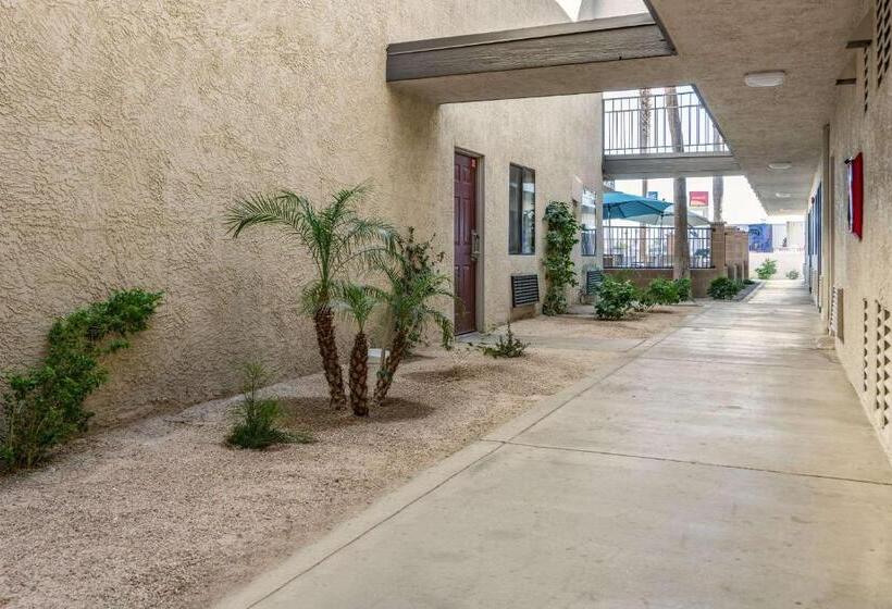 Отель Rodeway Inn & Suites Thousand Palms Rancho Mirage