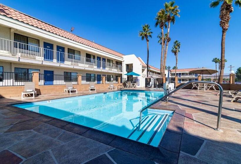 Отель Rodeway Inn & Suites Thousand Palms Rancho Mirage