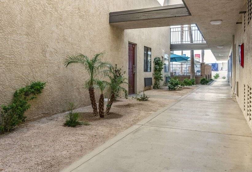 Отель Rodeway Inn & Suites Thousand Palms Rancho Mirage