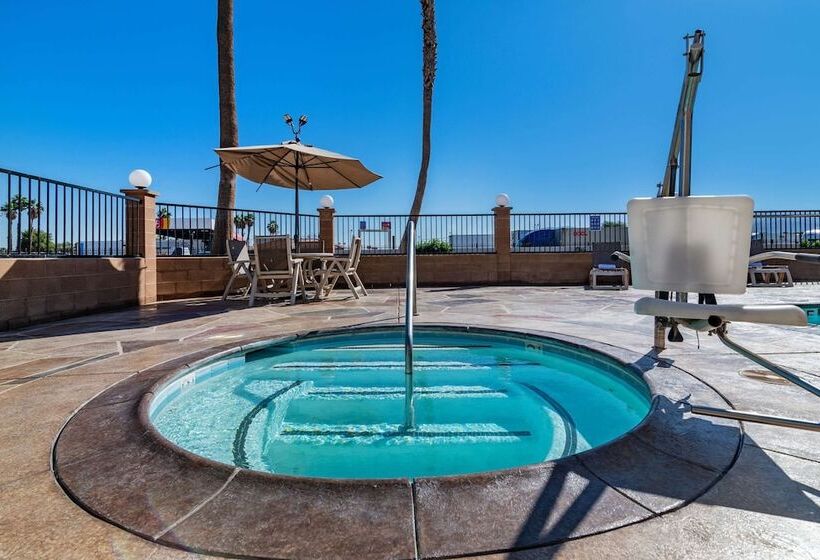 Отель Rodeway Inn & Suites Thousand Palms Rancho Mirage