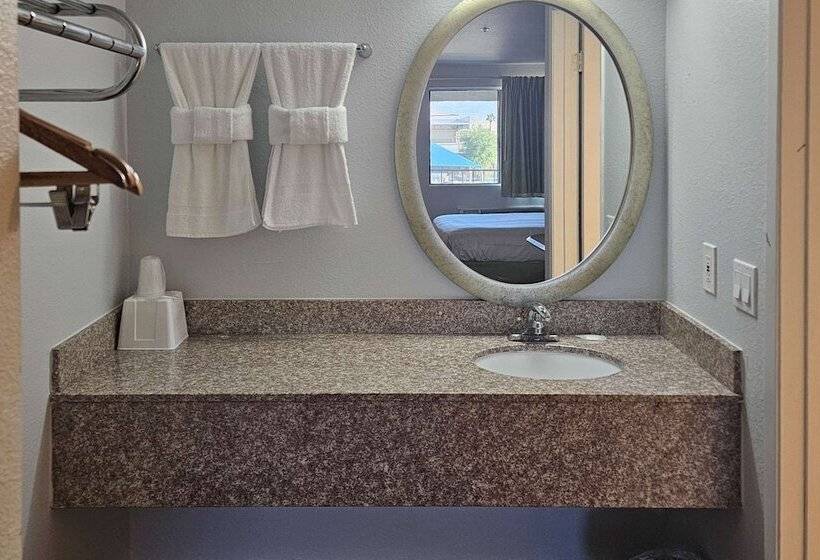 Отель Rodeway Inn & Suites Thousand Palms Rancho Mirage