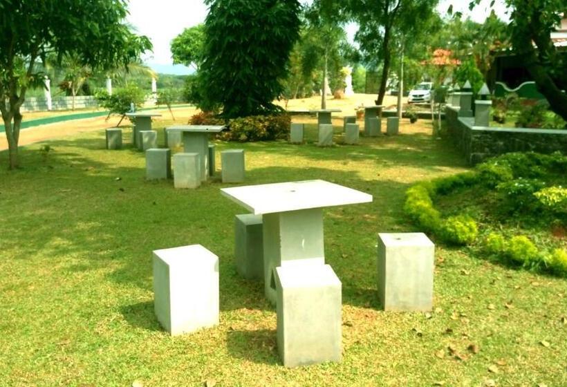 בית מלון כפרי Nilambara Lake View