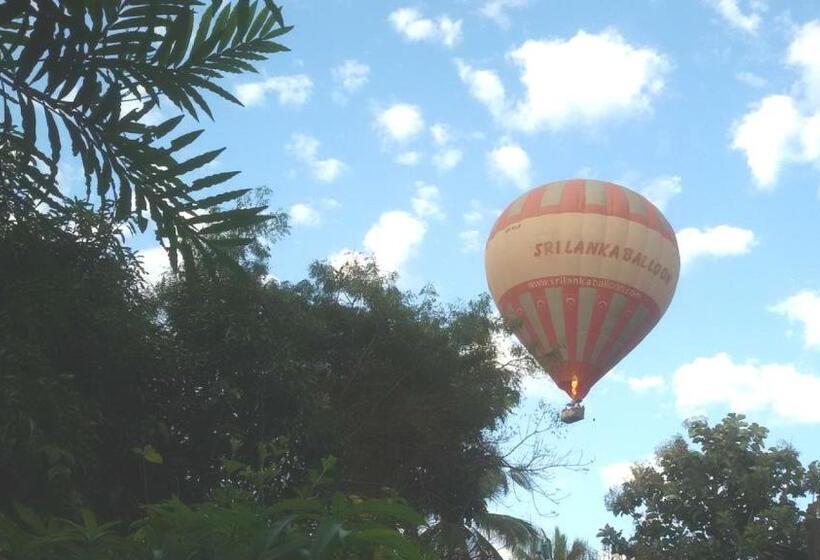 בית מלון כפרי Nilambara Lake View