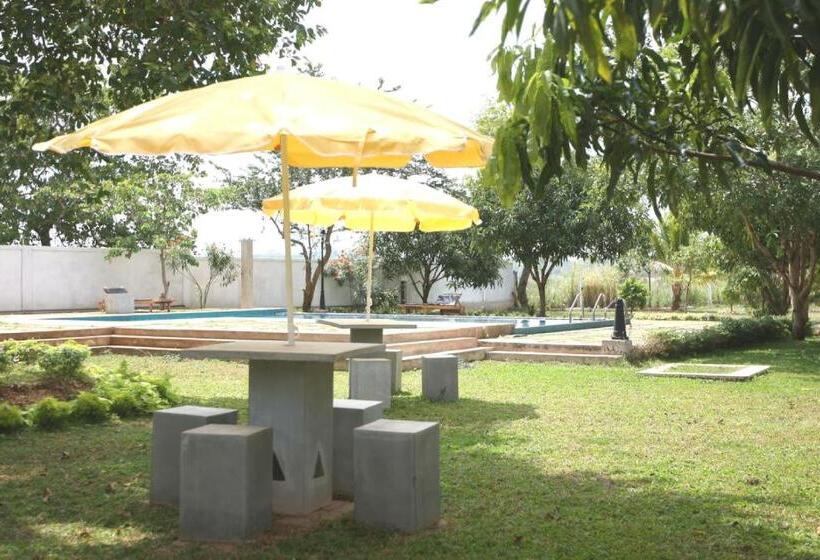 בית מלון כפרי Nilambara Lake View