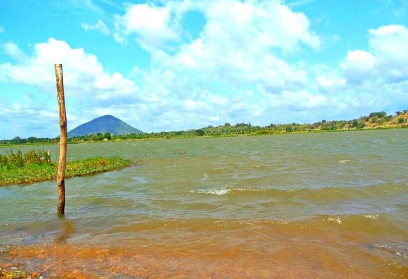 בית מלון כפרי Nilambara Lake View