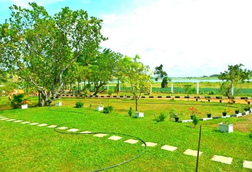 בית מלון כפרי Nilambara Lake View