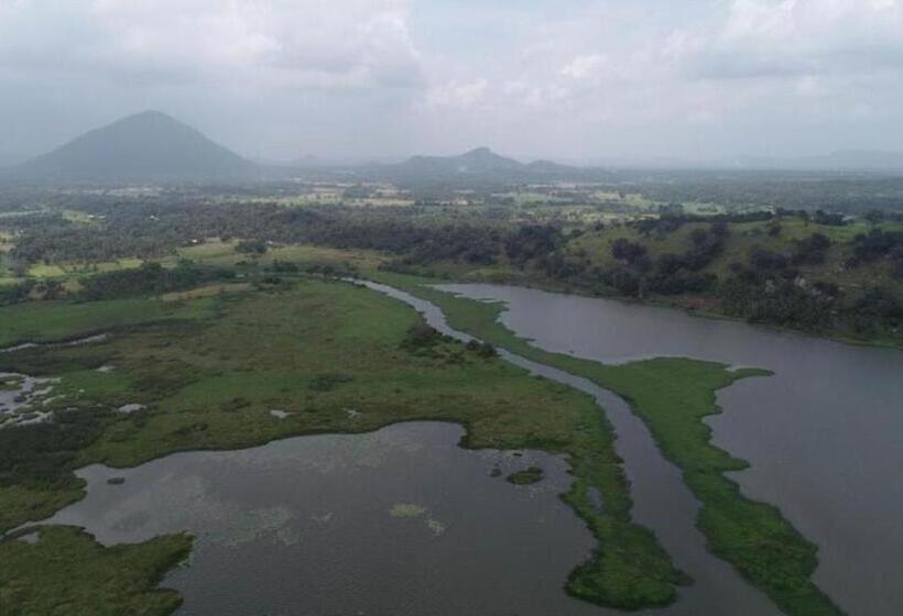 בית מלון כפרי Nilambara Lake View