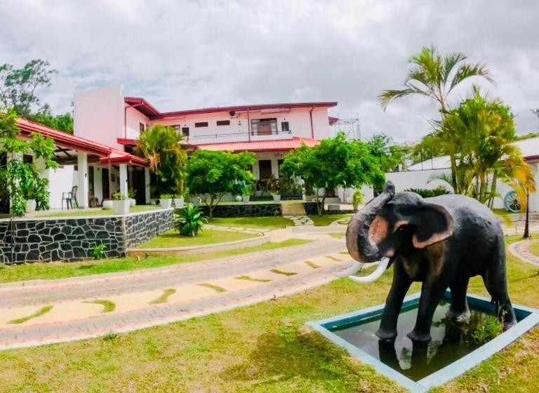 בית מלון כפרי Nilambara Lake View