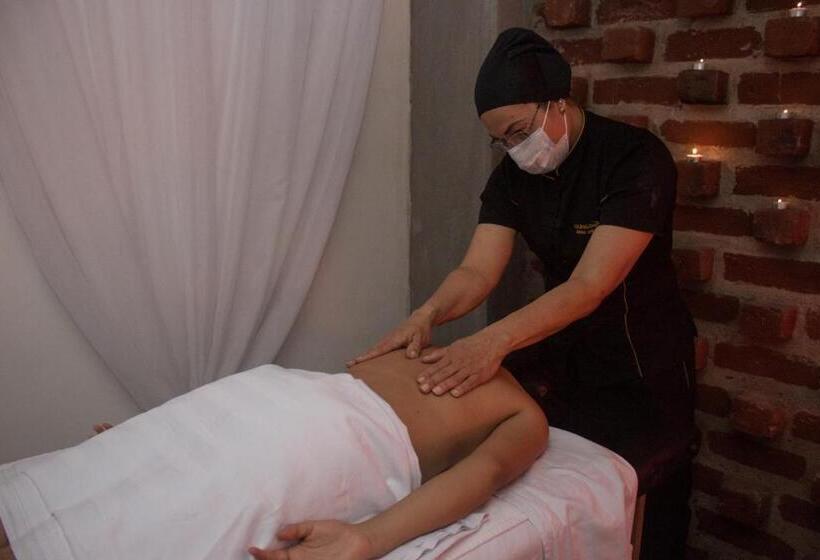 Quindeloma Art Hotel And Gallery