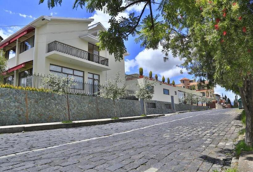 Quindeloma Art Hotel And Gallery