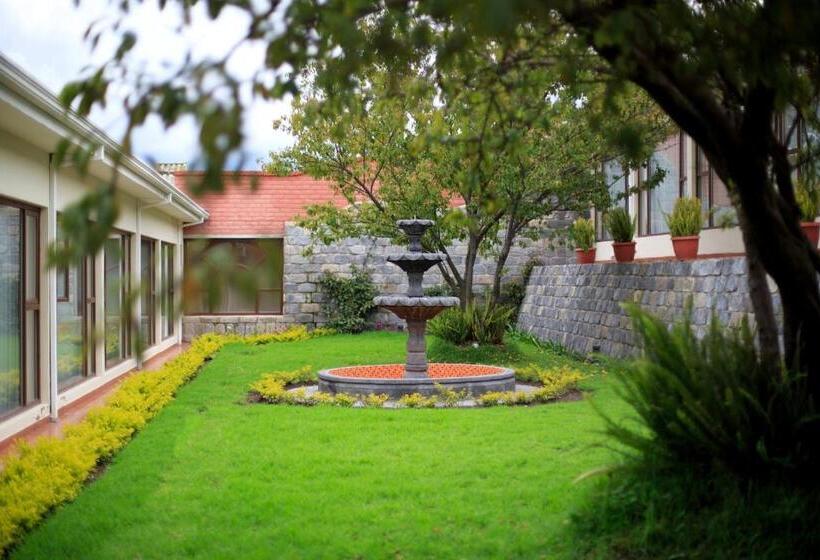 Quindeloma Art Hotel And Gallery