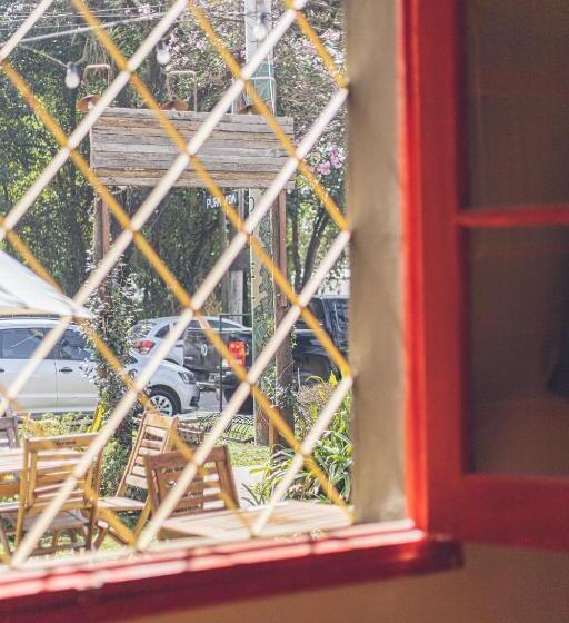 Pura Vida Mae Hostel