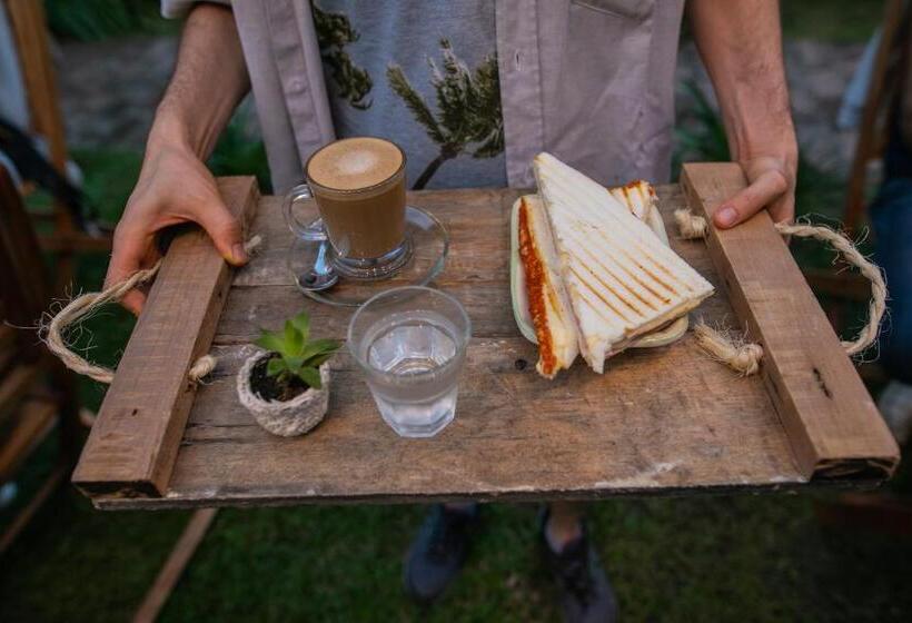 Pura Vida Mae Hostel