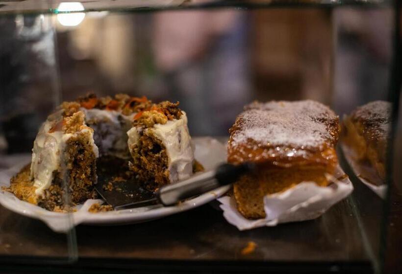 Pura Vida Mae Hostel