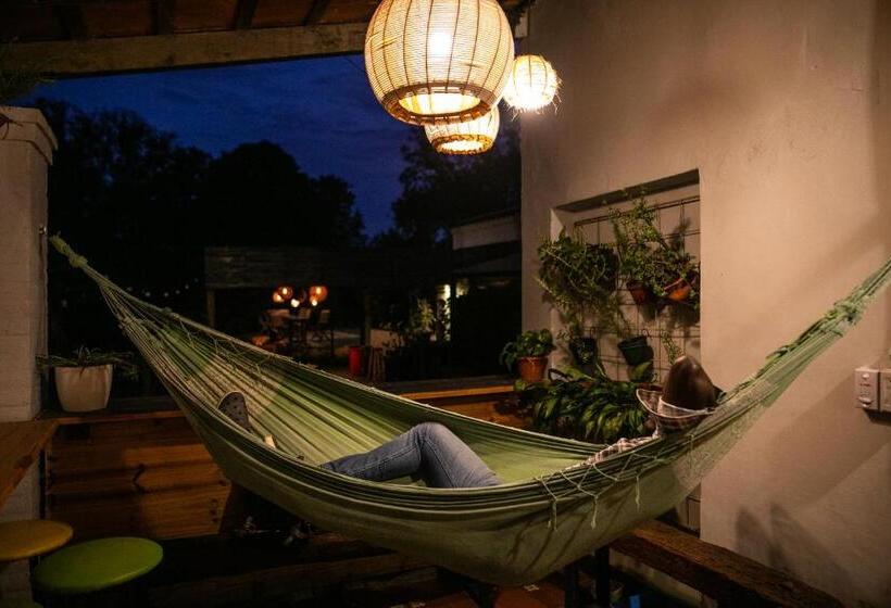 Pura Vida Mae Hostel