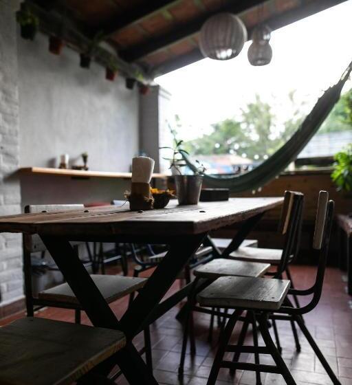 Pura Vida Mae Hostel