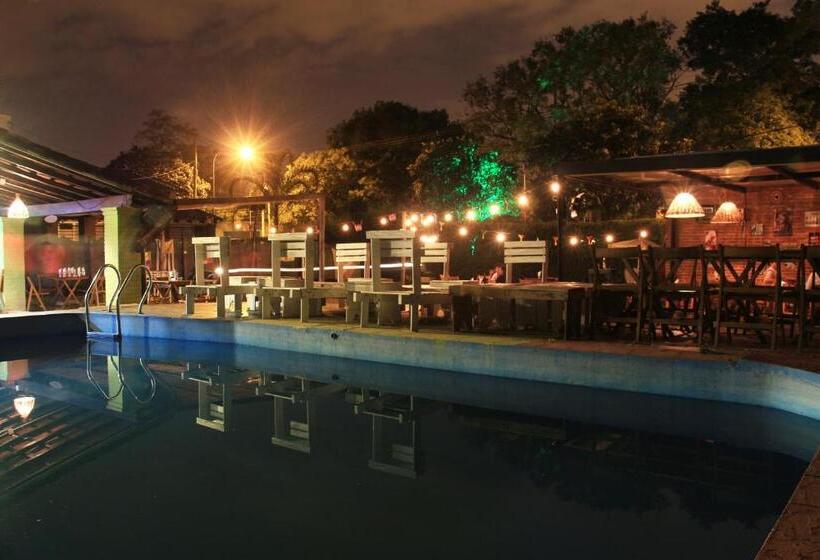 Pura Vida Mae Hostel