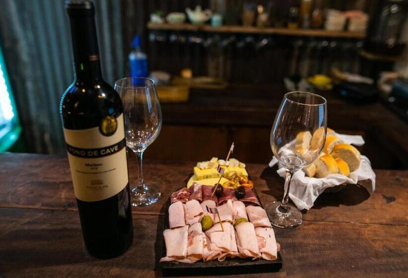 Pura Vida Mae Hostel