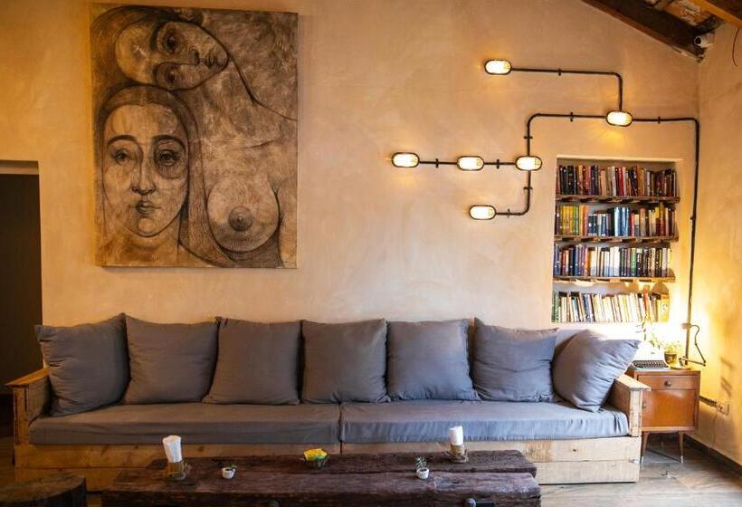 Pura Vida Mae Hostel