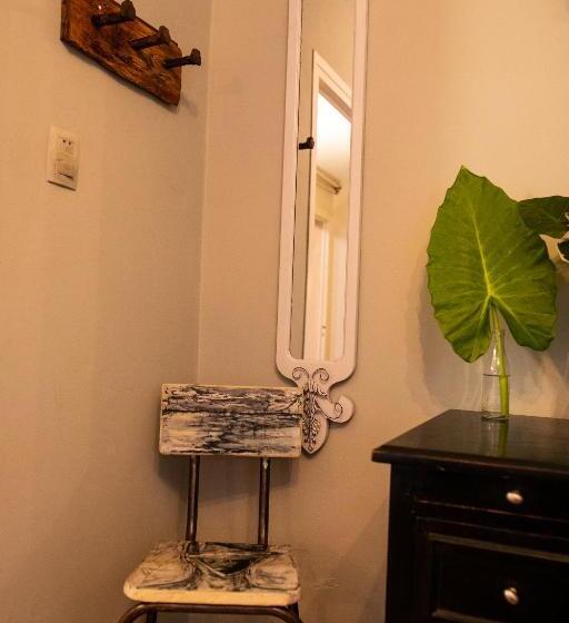 Pura Vida Mae Hostel