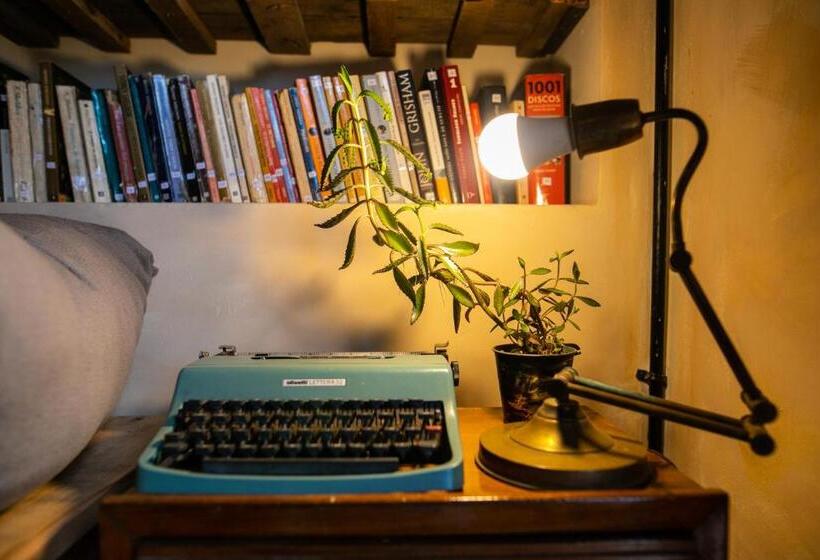 Pura Vida Mae Hostel