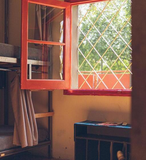 Pura Vida Mae Hostel