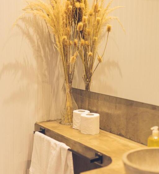 Pura Vida Mae Hostel