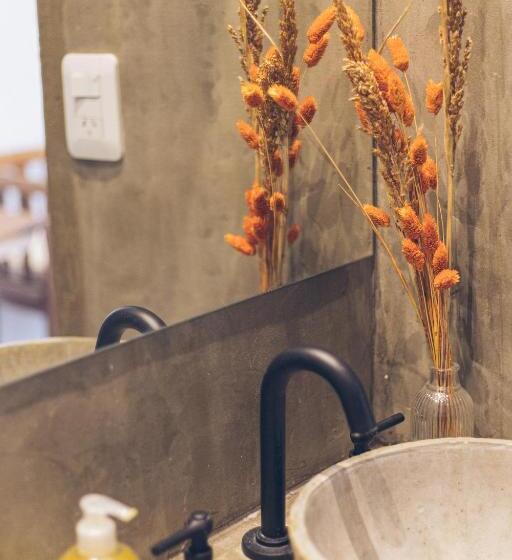 Pura Vida Mae Hostel