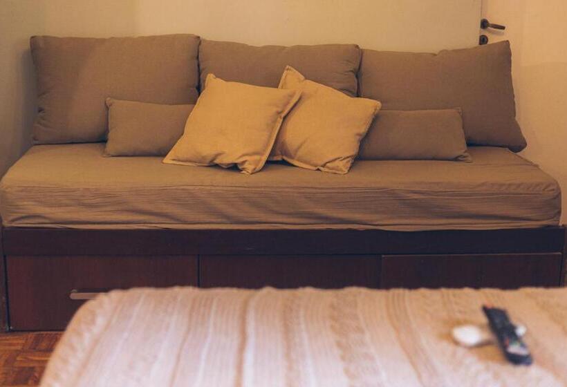 Pura Vida Mae Hostel