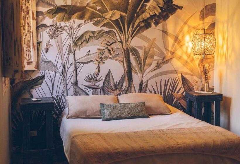 Pura Vida Mae Hostel