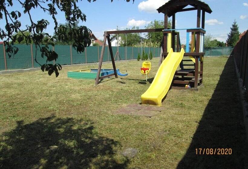 Family Friendly 2 Bed Cottage In Periș