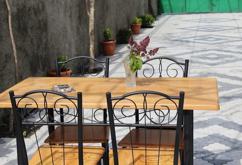 פנסיון La Deka Guesthouse