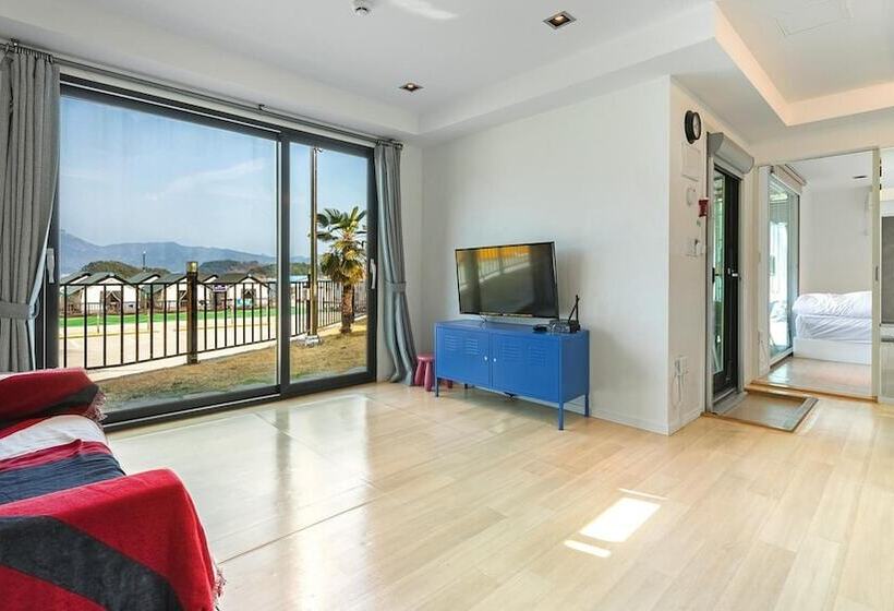Goseong Bluebeach Pension&glamping