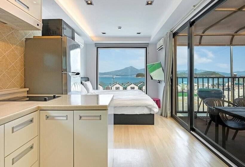 Goseong Bluebeach Pension&glamping