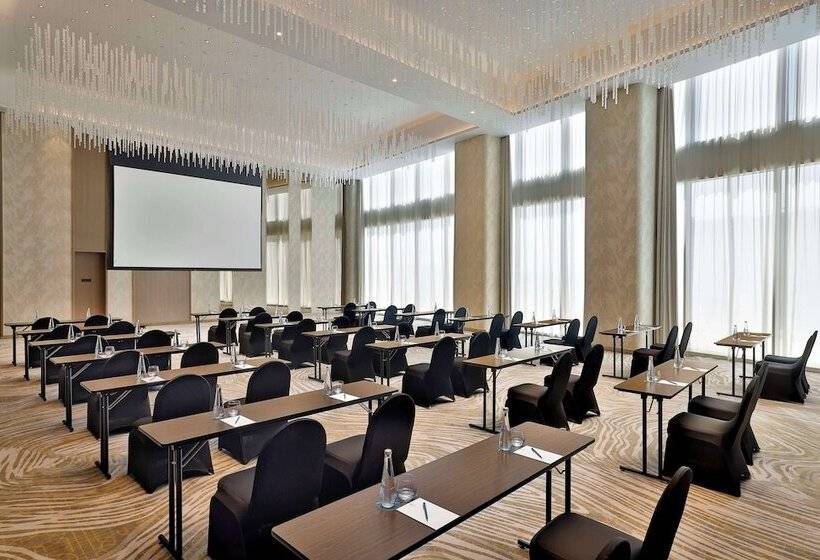هتل Embassy Suites By Hilton Dubai Business Bay