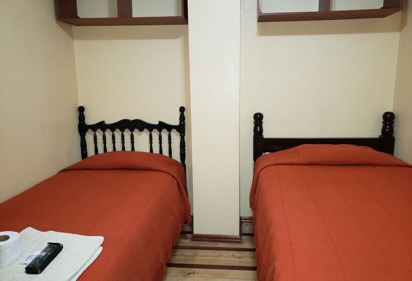 هتل Hostal Puertas Del Sol