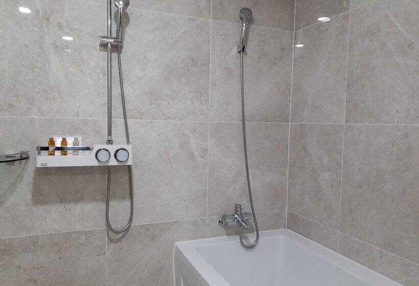 호텔 Ramada Suites By Wyndham Geoje