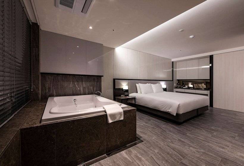 Отель Ramada Suites By Wyndham Geoje