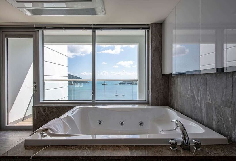 Отель Ramada Suites By Wyndham Geoje