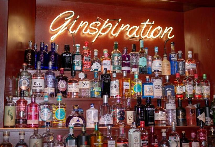 The Strand Hotel, The Former Residence Of Oscar Wilde