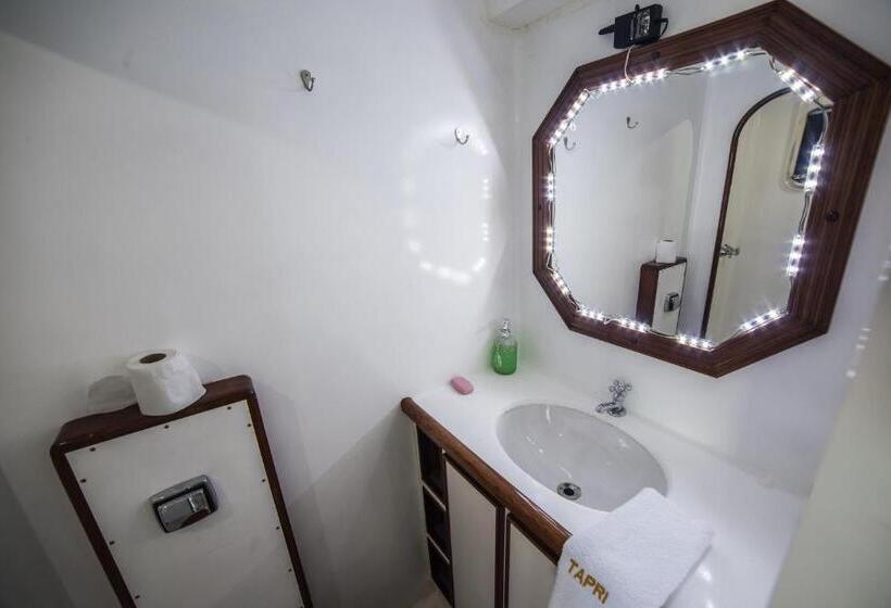 Tapri   Hotel Flutuante