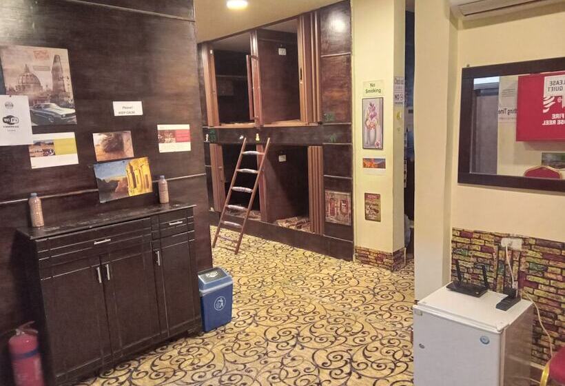 هتل کپسول Petra Inbox Hostel